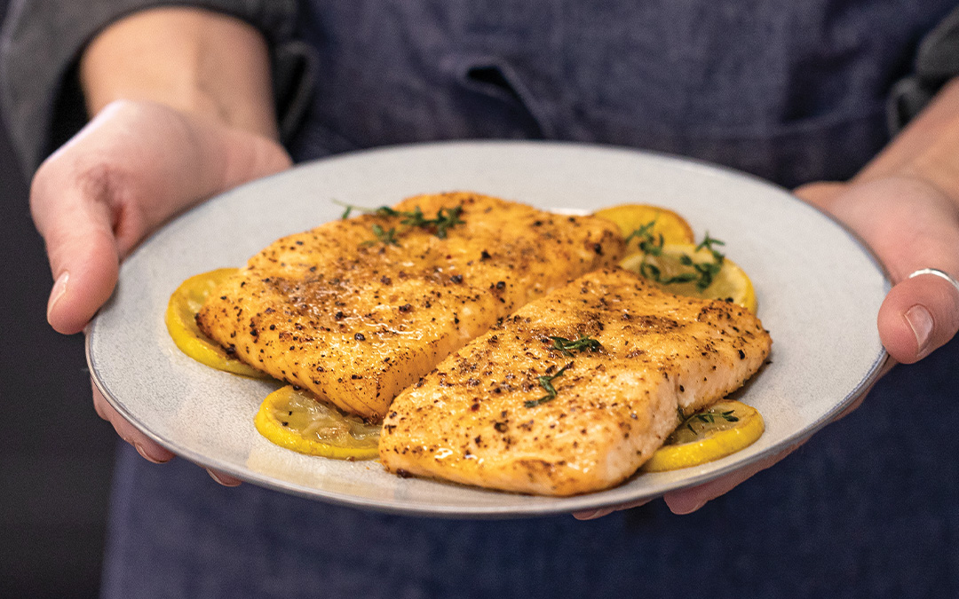 https://blog-content.omahasteaks.com/wp-content/uploads/2022/01/How-to-air-fry-salmon.jpg