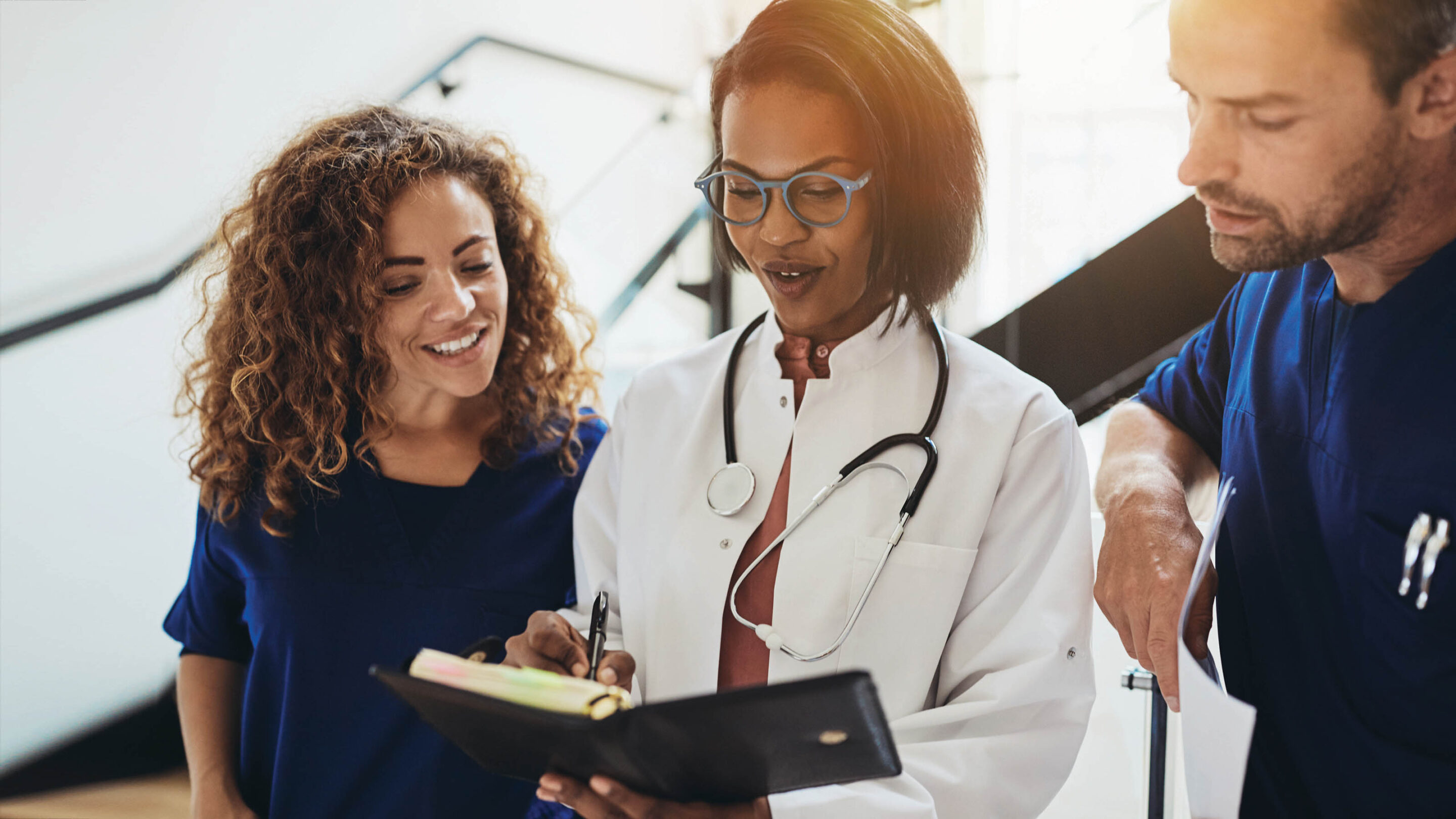 How Healthcare Employee Recognition Programs Improve Performance