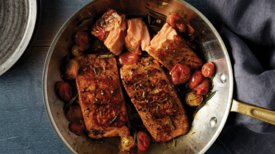 3 pan-seared salmon in pan with vegetables